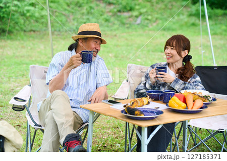 熟年カップル　キャンプ　アウトドア　バーベキュー　BBQ　家族　同僚　仲間 127185371
