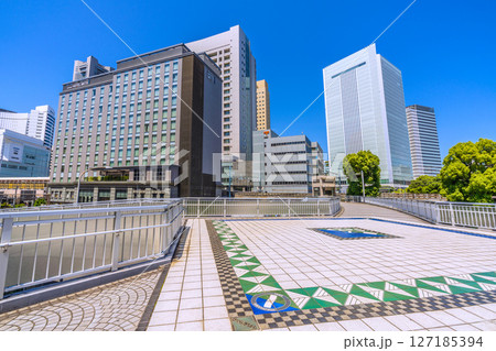 日本の横浜都市景観 横浜ランドマークタワーやホテルメッツ、桜木町駅 新南口、横浜市役所などを望む 日本の横浜都市景観 横浜ランドマークタワーやホテルメッツ、桜木町駅 新南口、横浜市役所などを望む 127185394