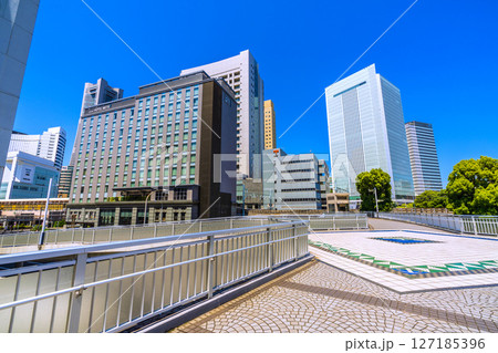 日本の横浜都市景観 横浜ランドマークタワーやホテルメッツ、桜木町駅 新南口、横浜市役所などを望む 日本の横浜都市景観 横浜ランドマークタワーやホテルメッツ、桜木町駅 新南口、横浜市役所などを望む 127185396