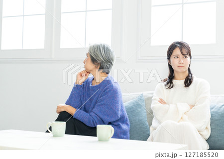 親子喧嘩する母と娘 親子喧嘩する母と娘 127185520