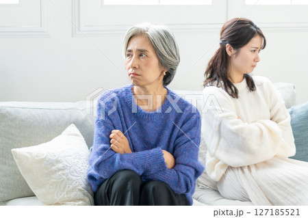 親子喧嘩する母と娘 親子喧嘩する母と娘 127185521