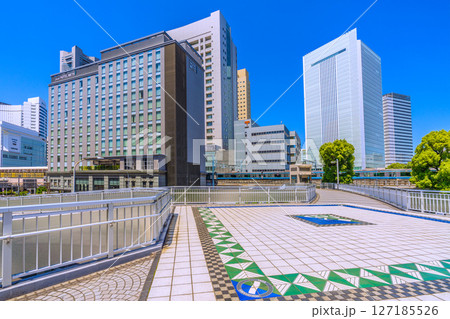 日本の横浜都市景観 横浜ランドマークタワーやHメッツ、桜木町駅 新南口、横浜市役所、電車などを望む 日本の横浜都市景観 横浜ランドマークタワーやHメッツ、桜木町駅 新南口、横浜市役所、電車などを望む 127185526