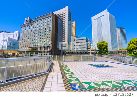 日本の横浜都市景観 横浜ランドマークタワーやHメッツ、桜木町駅 新南口、横浜市役所、電車などを望む 日本の横浜都市景観 横浜ランドマークタワーやHメッツ、桜木町駅 新南口、横浜市役所、電車などを望む 127185527