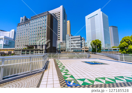 日本の横浜都市景観 横浜ランドマークタワーやHメッツ、桜木町駅 新南口、横浜市役所、電車などを望む 日本の横浜都市景観 横浜ランドマークタワーやHメッツ、桜木町駅 新南口、横浜市役所、電車などを望む 127185528