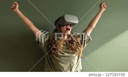 VRを楽しむ女性の喜びの瞬間 127185738