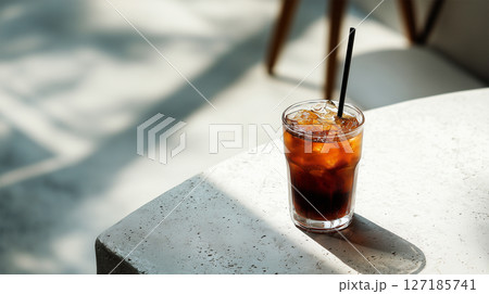 朝日差し込むミニマルなアイスコーヒー 127185741