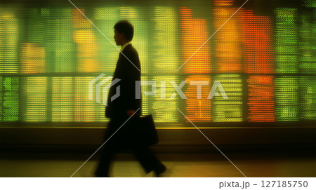 株価表示板前を急ぐビジネスマン 127185750