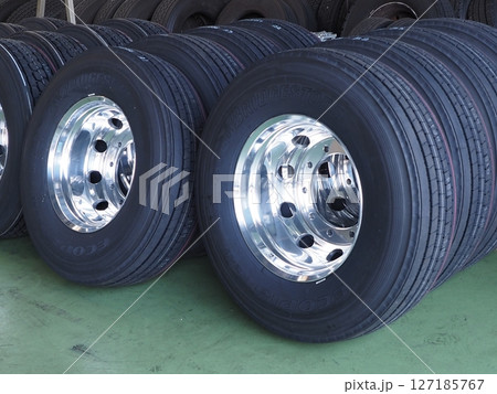 大型車用タイヤ 127185767