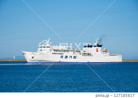 佐渡島　小木港を出港するこがね丸 127185817