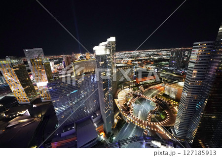 ネバダ州ラスベガスの煌めく夜景:光に包まれた大都市のパノラマ ネバダ州ラスベガスの煌めく夜景:光に包まれた大都市のパノラマ 127185913