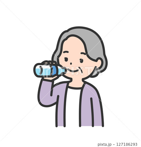 水分補給する高齢女性 水分補給する高齢女性 127186293
