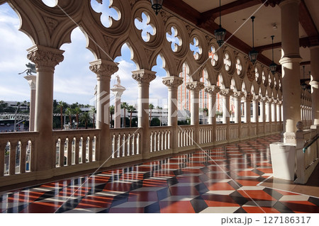 ラスベガス ザ・ベネチアンの優雅な廊下：イタリアの建築美が息づくホテル 127186317