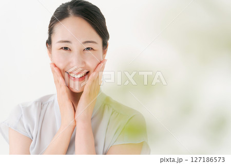 スキンケアをする若い女性 127186573
