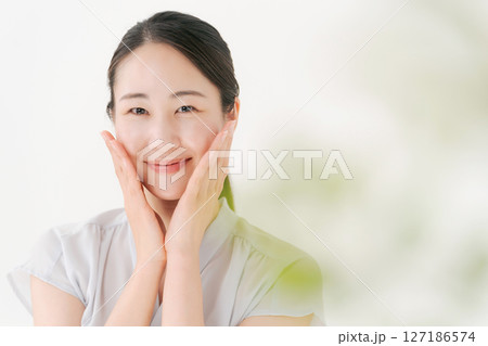 スキンケアをする若い女性 127186574