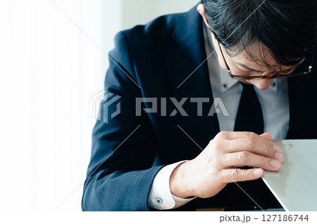 パソコンに苦手意識を持つビジネスマン パソコンに苦手意識を持つビジネスマン 127186744