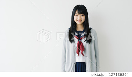 セーラー服に灰色のカーディガンを羽織っている女子高生 セーラー服に灰色のカーディガンを羽織っている女子高生 127186894