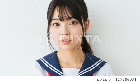 白い背景。セーラー服を着た、ポニーテールの女子高生 127186931