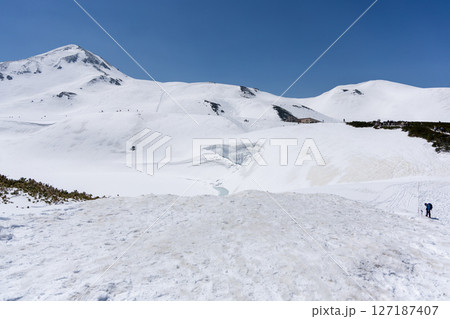 4月の春、青空の下に堂々と広がる真っ白な立山連峰の雄大な雪景色。 4月の春、青空の下に堂々と広がる真っ白な立山連峰の雄大な雪景色。 127187407