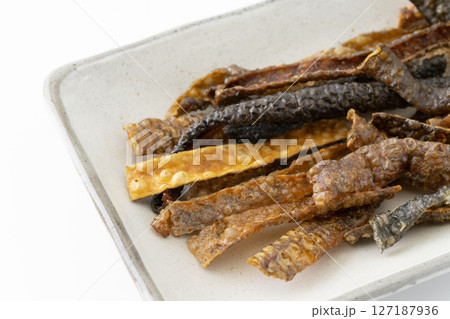 お皿に載せた鮭皮のチップス お皿に載せた鮭皮のチップス 127187936