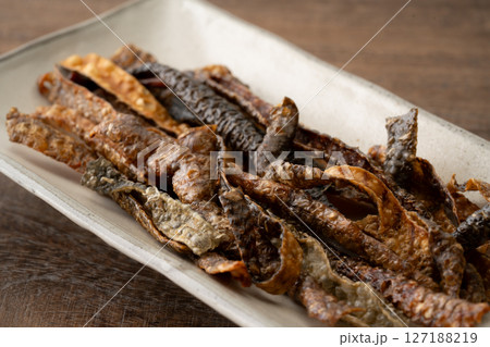 お皿に載せた鮭皮のチップス 127188219