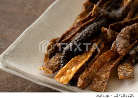 お皿に載せた鮭皮のチップス 127188220