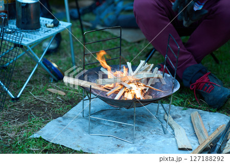 キャンプイメージ　ソロキャンプ　シニア 127188292