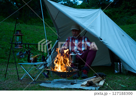 キャンプイメージ　ソロキャンプ　シニア 127188300