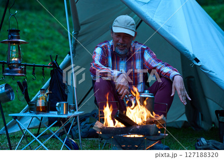 キャンプイメージ ソロキャンプ シニア キャンプイメージ ソロキャンプ シニア 127188320