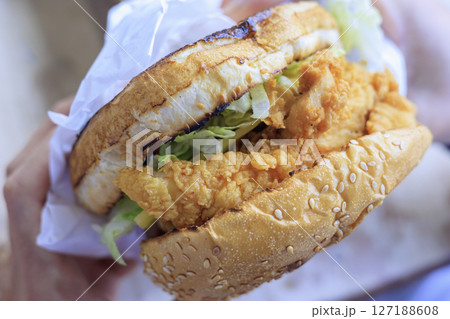 ハンバーガーを持つ手、クローズアップ写真 127188608