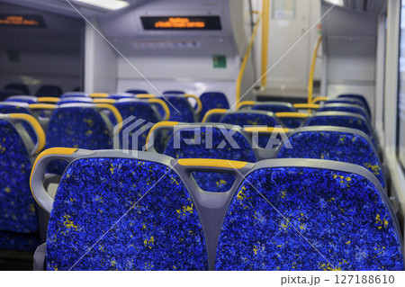 オーストラリア、NSW州の無人電車の席 127188610