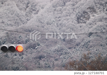 雪山と赤信号、電線が織りなす日本の冬景色 雪山と赤信号、電線が織りなす日本の冬景色 127188701