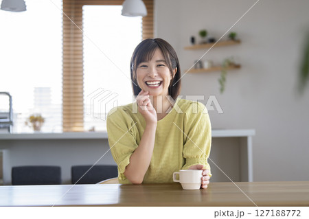 カメラ目線で笑顔のアラサーの女性 127188772