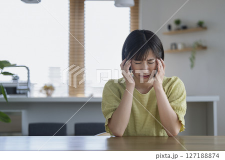 頭を抱えるアラサーの女性 127188874