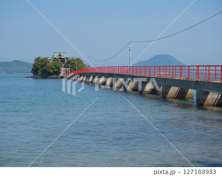 海にかかる本殿へ続く橋（1）【津嶋神社】 127188983