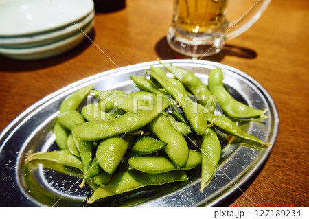 居酒屋の冷えた枝豆とビール・クローズアップ 127189234