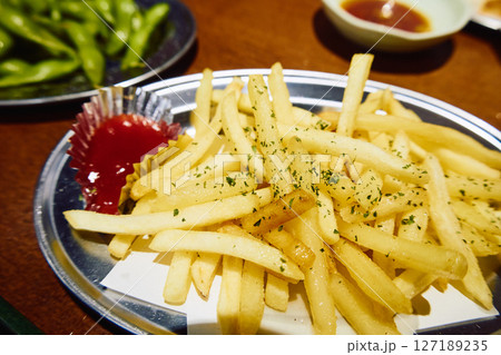 居酒屋のおいしいフライドポテト・クローズアップ 127189235
