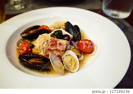 イタリアンレストランのアクアパッツァ・クローズアップ 127189236