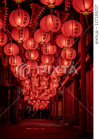 長崎ランタンフェスティバルの幻想的な夜景 長崎ランタンフェスティバルの幻想的な夜景 127189237