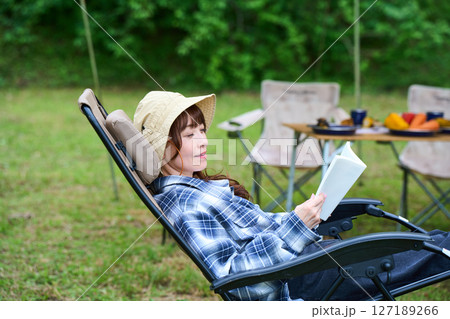 読書をする女性 キャンプ レジャー ミドル シニア 読書をする女性 キャンプ レジャー ミドル シニア 127189266