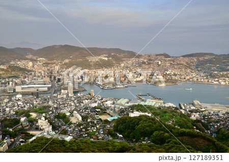長崎市街地・街並み・稲佐山からの眺望（長崎県・長崎市） 127189351