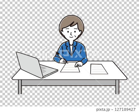 一位中年婦女一邊看著電腦一邊做文書工作 127189427