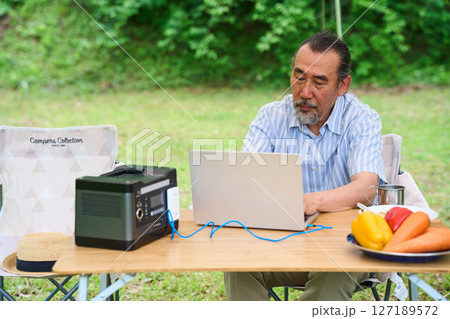 パソコン作業 アウトドア バーベキュー キャンプ シニア パソコン パソコン作業 アウトドア バーベキュー キャンプ シニア パソコン 127189572