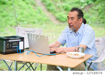 パソコン作業 アウトドア バーベキュー キャンプ シニア パソコン パソコン作業 アウトドア バーベキュー キャンプ シニア パソコン 127189578