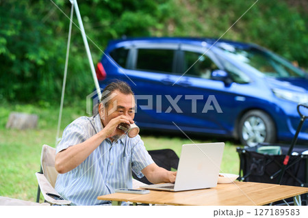 パソコン作業 アウトドア バーベキュー キャンプ シニア パソコン パソコン作業 アウトドア バーベキュー キャンプ シニア パソコン 127189583