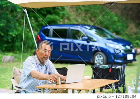 パソコン作業 アウトドア バーベキュー キャンプ シニア パソコン パソコン作業 アウトドア バーベキュー キャンプ シニア パソコン 127189584