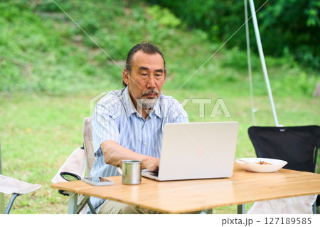 パソコン作業　アウトドア　バーベキュー　キャンプ　シニア　パソコン 127189585