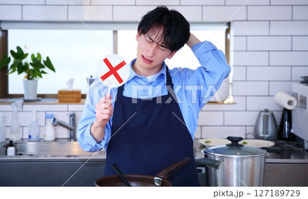 男性のキッチン　失敗　料理イメージ 127189729