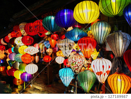 海外のレトロなランタンの写真 127189987