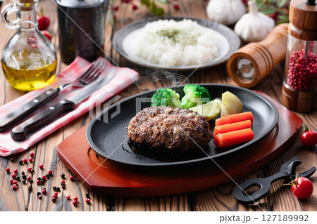 鉄板で焼き上げた熱々のハンバーグステーキ 鉄板で焼き上げた熱々のハンバーグステーキ 127189992