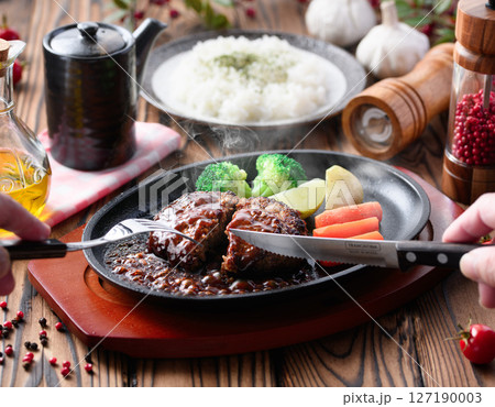 鉄板で焼き上げた熱々のハンバーグステーキ 127190003